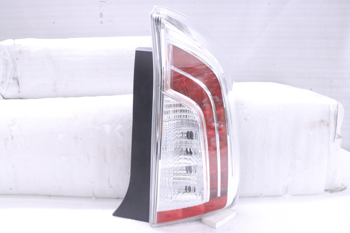 39-2421☆後期 LED ZVW30 プリウス☆右テールライト STANLEY 47-55