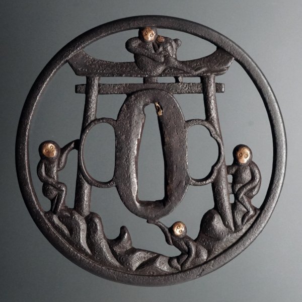 無銘京透「山王／鳥居に猿透鐔」大振82mm 地透肉彫鉄鍔 素銅象嵌 桐箱有 江戸期