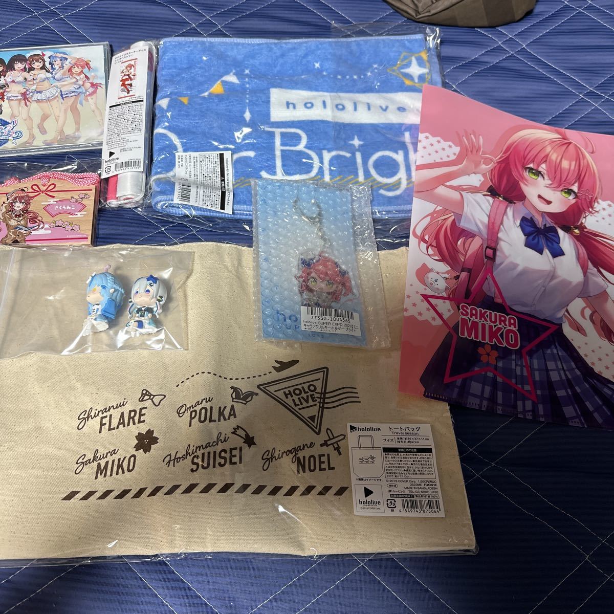 ホロライブ グッズセット タペストリー マフラータオル フレームスタンド 缶バッジ トートバッグ等 さくらみこ 雪花ラミィ 天音かなた等