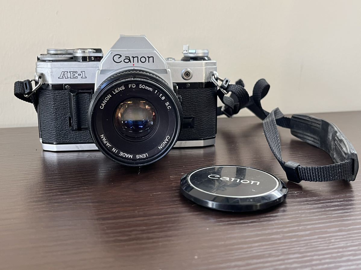 ●Canon キヤノン AE-1 一眼レフ フィルムカメラ シルバー×ブラック系 FD 50mm 1:1.8 S.C. ストラップ付き ※動作未確認品