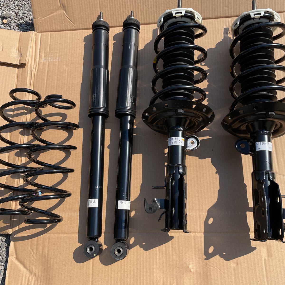 純正サスペンション ショック ホンダ フィットハイブリッド GP1 新車