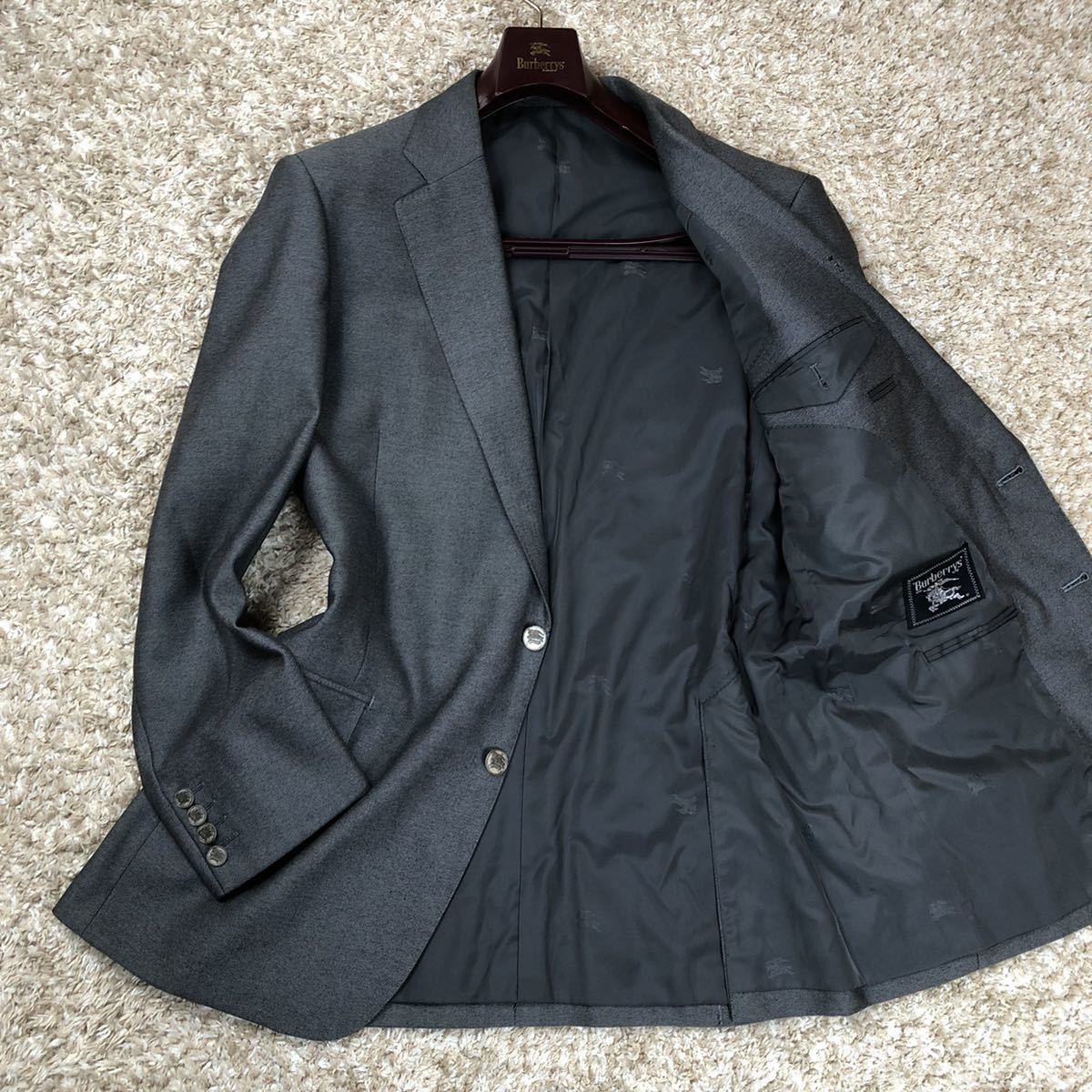送料無料，人気SALE 1円〜 光沢感 BURBERRY バーバリー テーラードジャケット 2B シングル 銀ボタン メタル釦 ホースロゴ タスマニアウール チャコール(XLサイズ以上)｜売買されたオークション情報、yahooの商品情報 XLサイズ以上