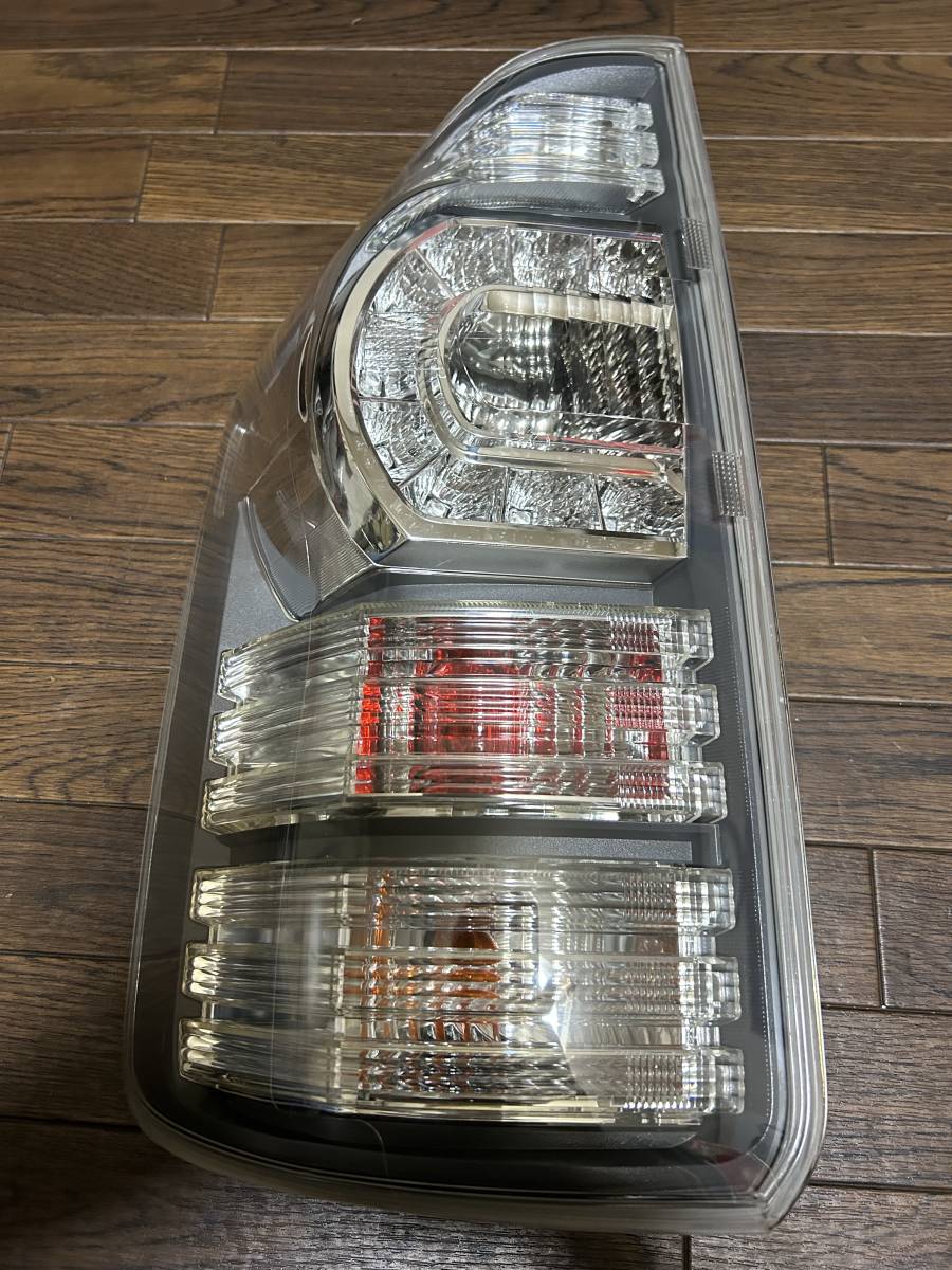 トヨタH23 ヴォクシー ZS DBA-ZRR70W/DBA-ZRR75W左 テールランプ ICHIKOH 28-220
