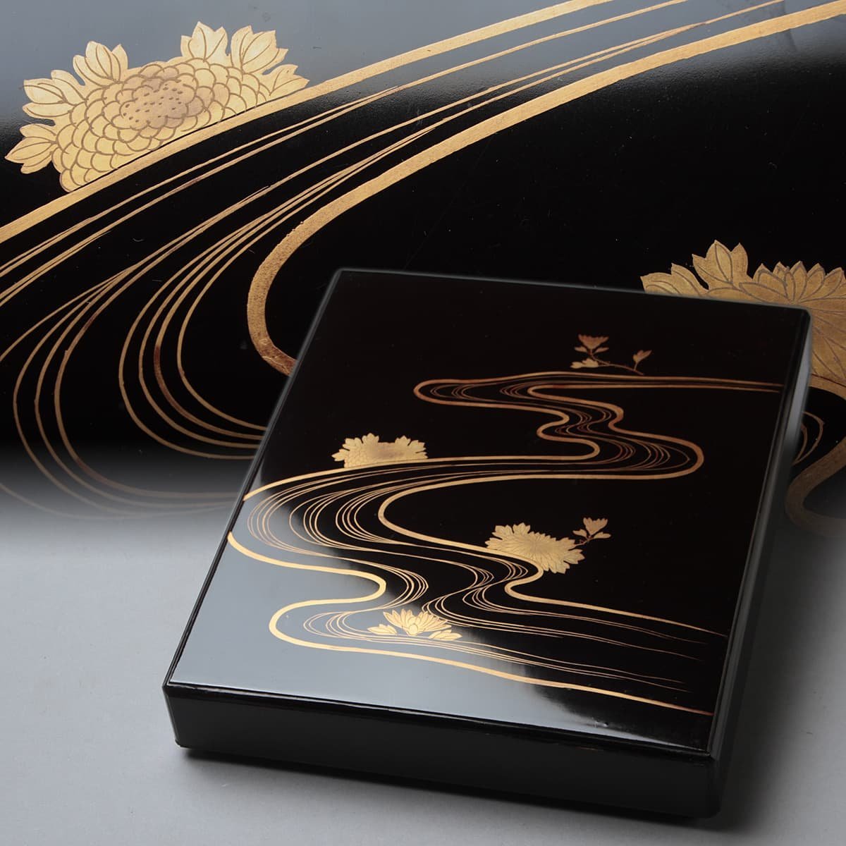 JI741 黒内金梨地 菊水蒔絵硯箱 縦25.7cm 重628g 木箱附・内本梨地黒漆塗菊水蒔絵箱・蒔絵文箱 書道具