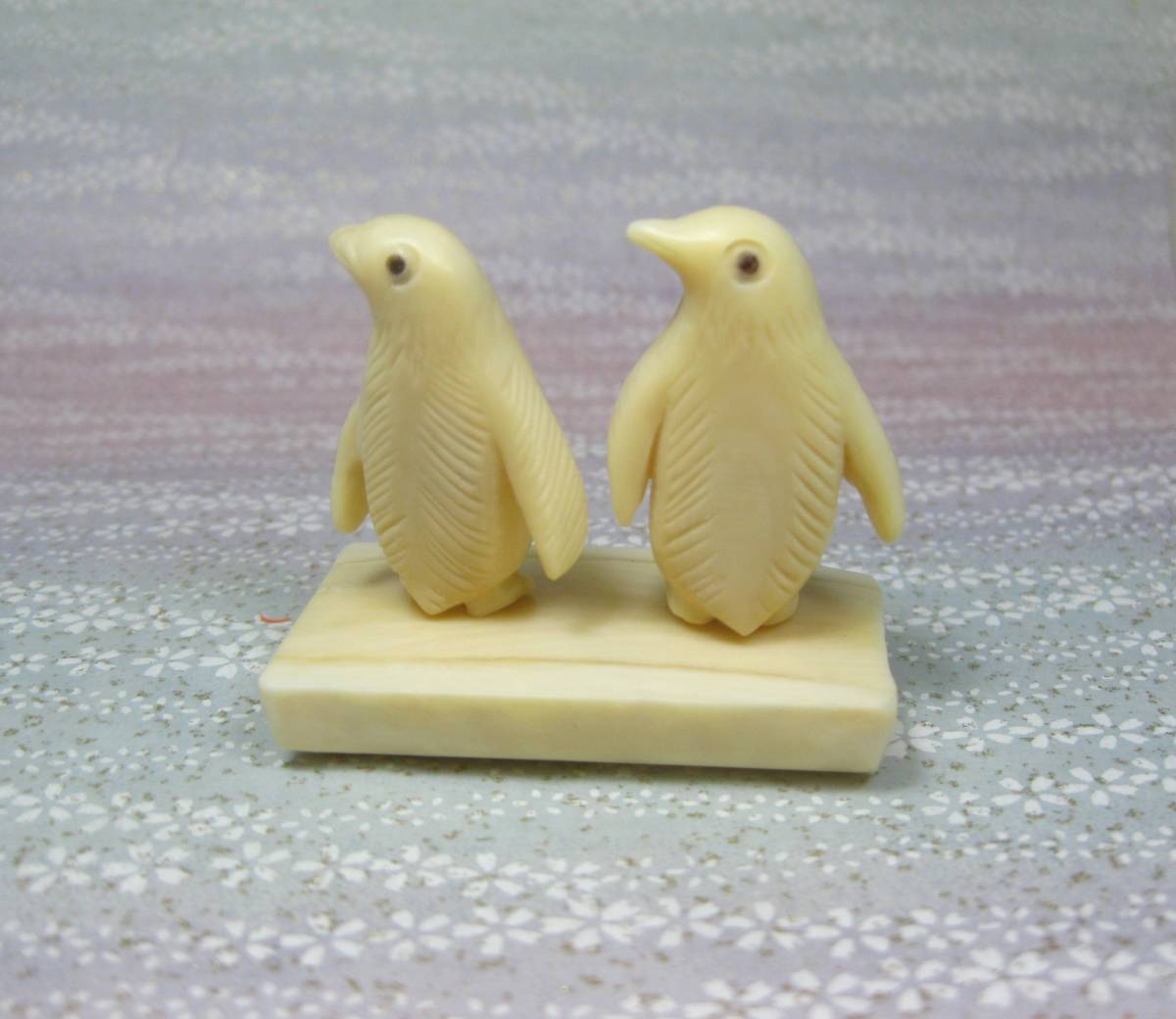 マッコウクジラの歯 ペンギン置物　鯨の歯 Yahoo!オークション 歯」美術品の落札相場・落札価格 「クジラ 鯨の歯