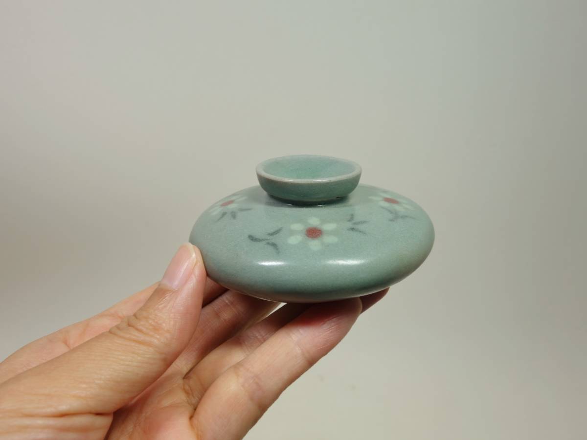 美術品・アンティーク・コレクション 高麗青磁の花模様の壺