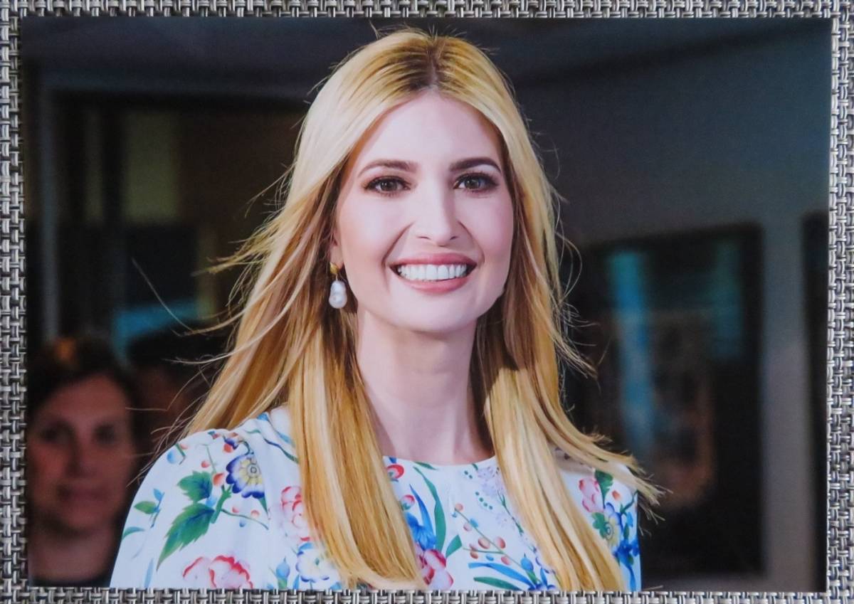 イヴァンカ・トランプ直筆サイン入り2Lサイズ写真…Ivanka Trump ○2L