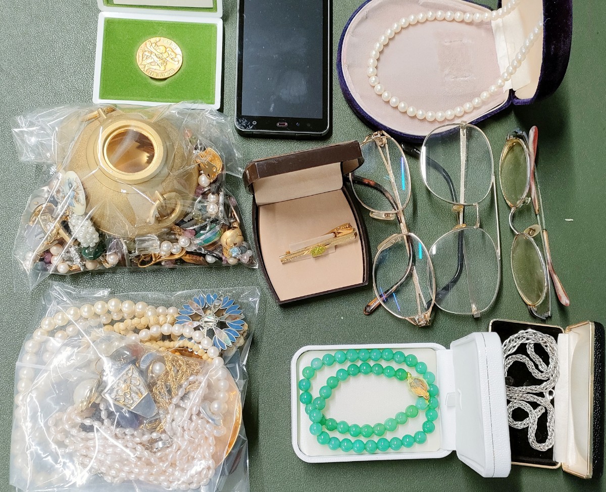 002 遺品整理品 アクセサリー ネックレス ブローチ イヤリング メガネ 