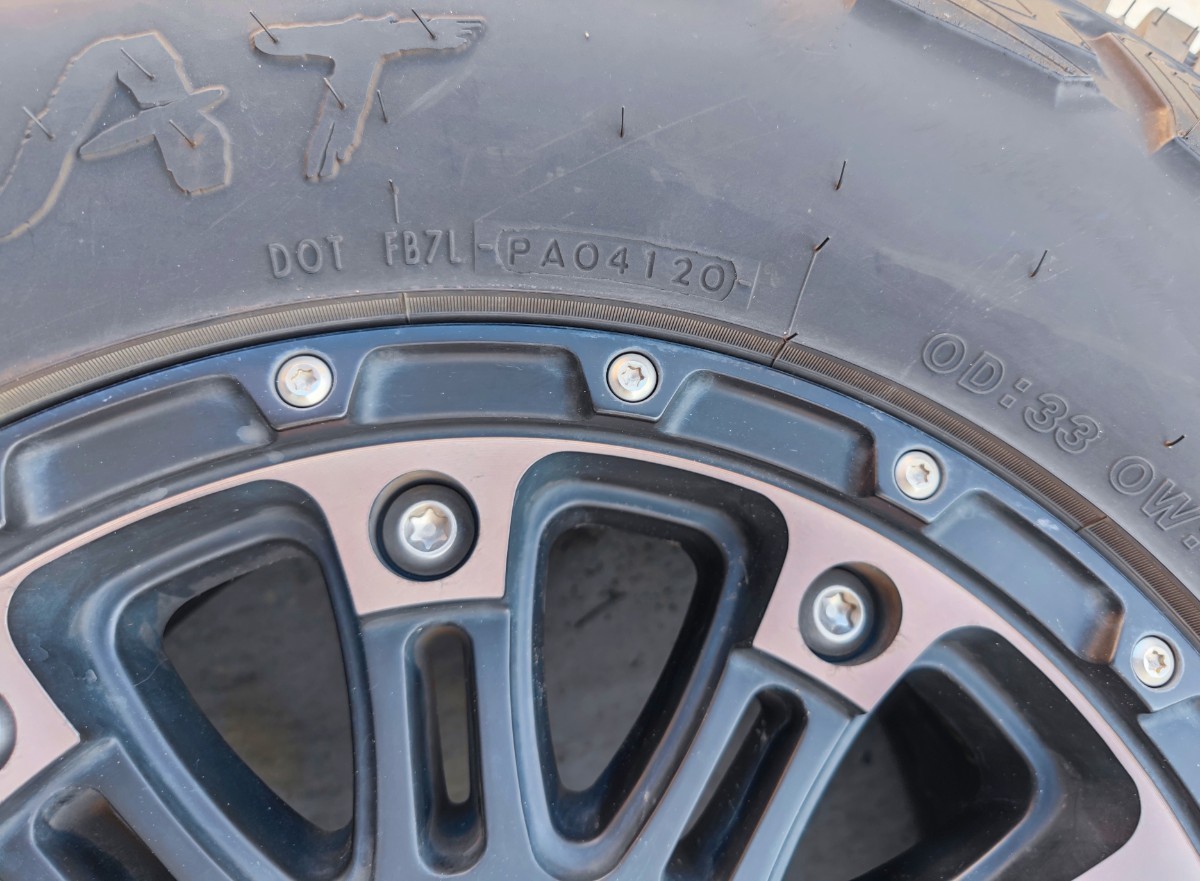 285/70r17タイヤ:GEOLANDAR X-AT ホイール:KMC HOSS2 XD829 6Hx139.7 
