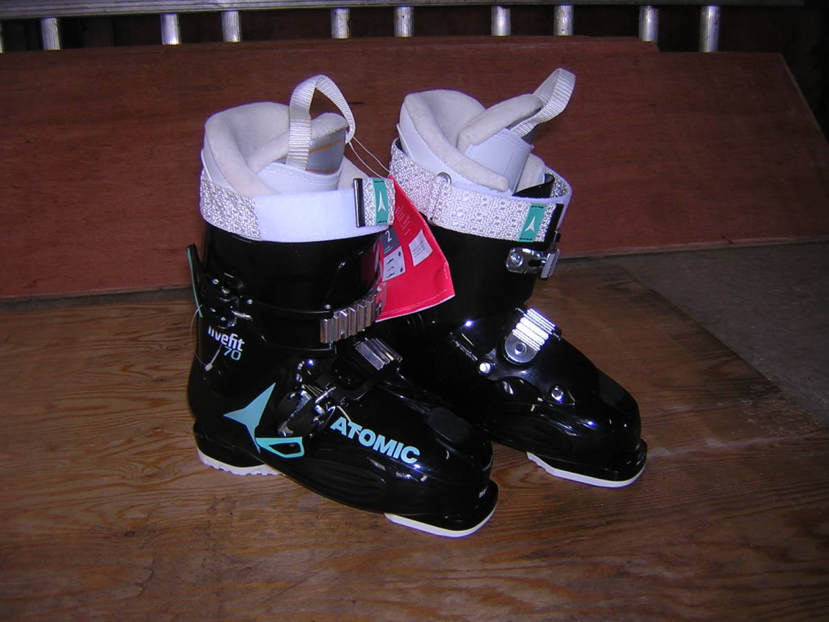 スキーブーツ　２５ー２５．５ｃｍ　ＡＴＯＭＩＣ　レディース　未使用