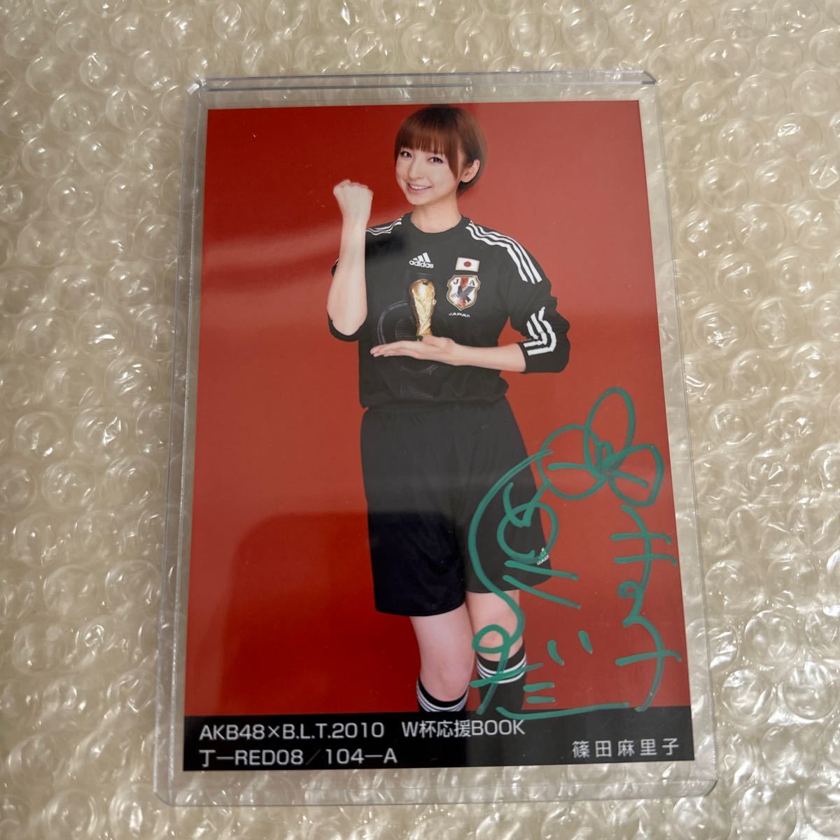 直筆サイン AKB48 篠田麻里子 BLT 2010 W杯応援BOOK 生写真 (タレント 