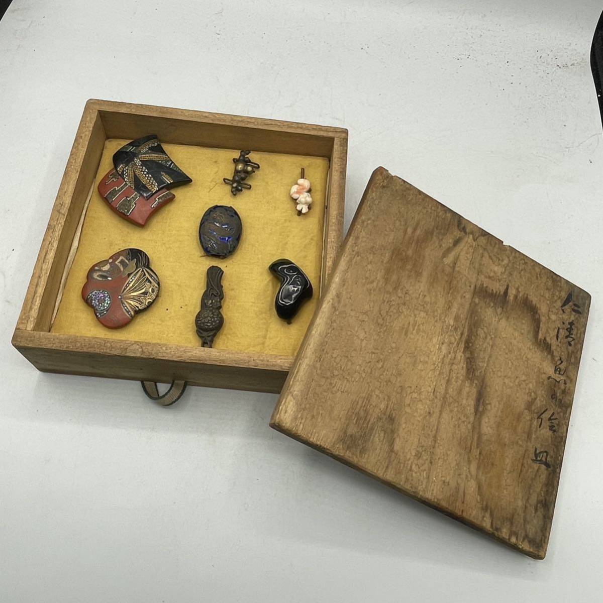 時代 帯留め 7点 （木箱合わせ）/ 時代物 和装小物 帯留 漆芸 金蒔絵 金工