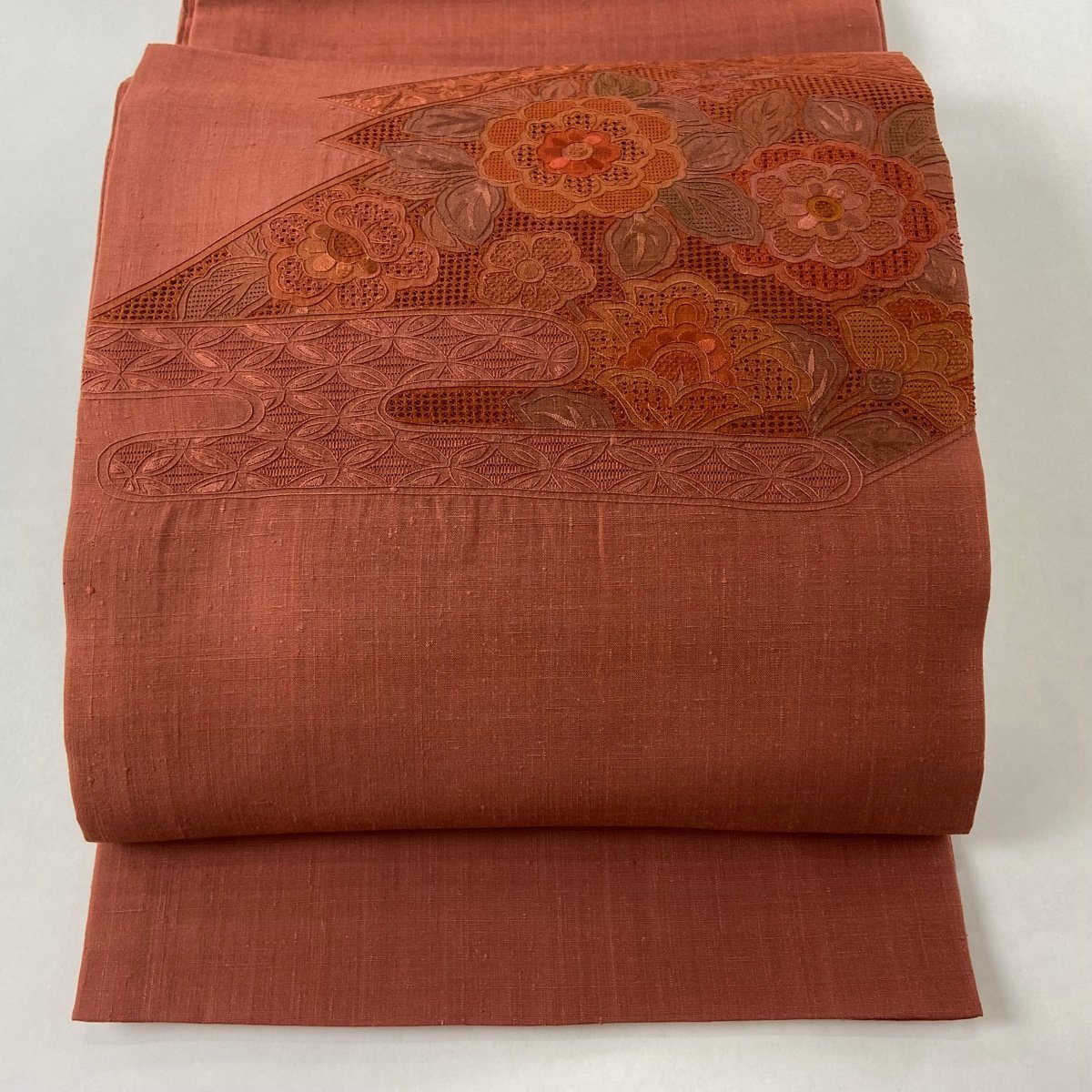 袋帯 秀品 紬地 草花 霞 刺繍 茜色 お太鼓柄 正絹 【中古】
