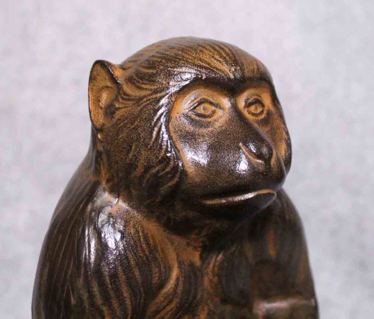 金属工芸◇猿 置物 在銘 19cm◇渡辺 環水 鉄製 桃を持つサル monkey 日