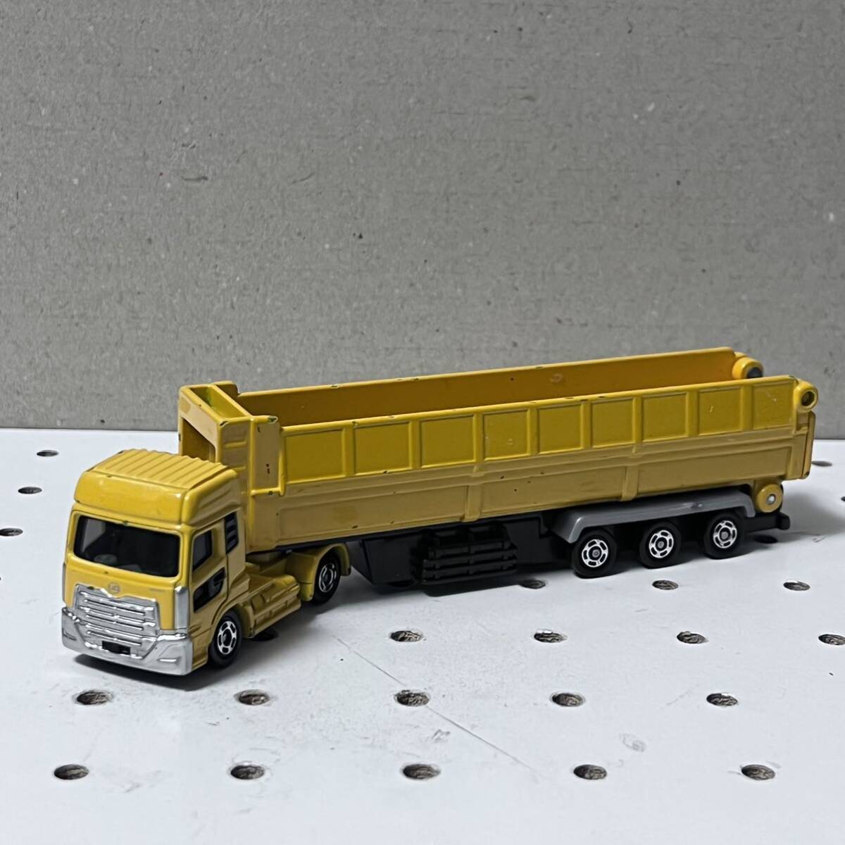 トミカ UDトラックスクオントレーラーダンプ_1