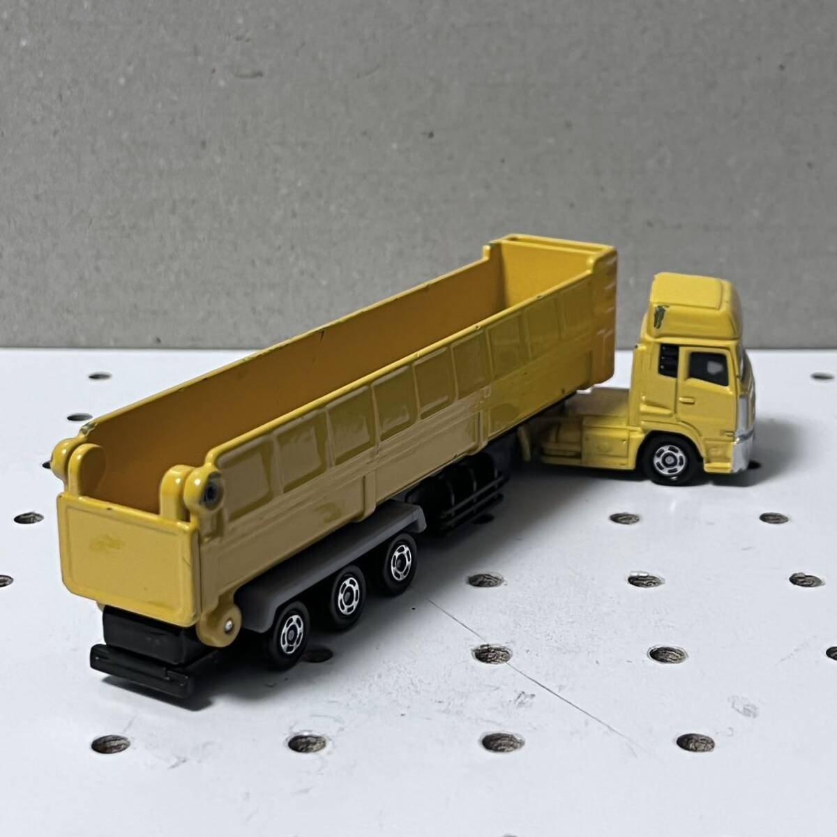 トミカ UDトラックスクオントレーラーダンプ_2
