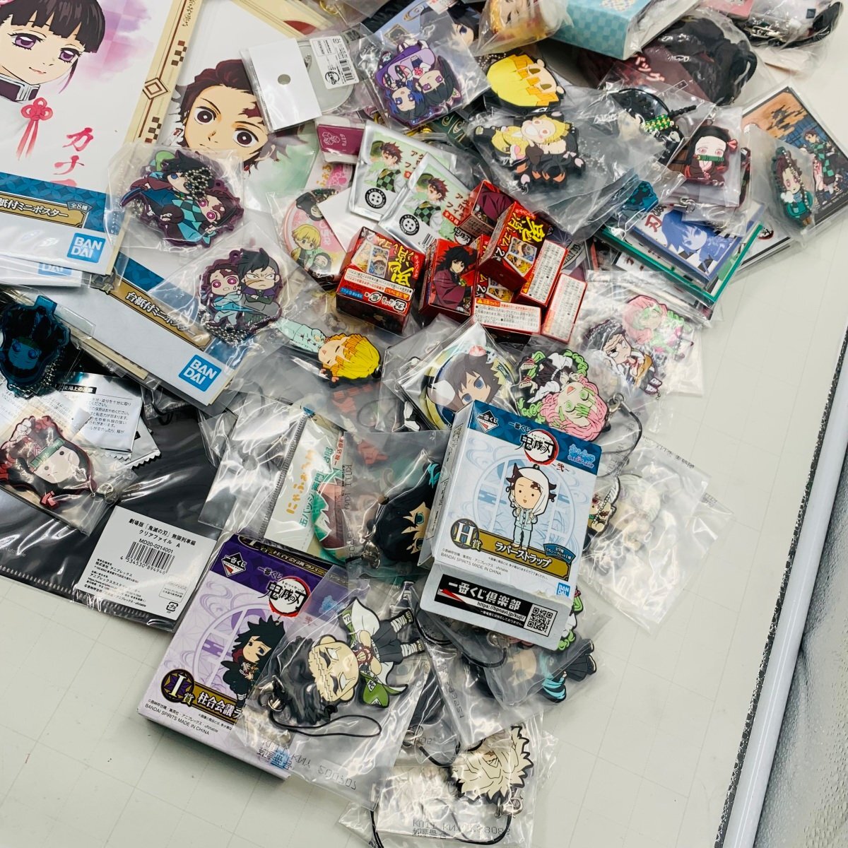 ジャンク 鬼滅の刃 グッズ アクリルスタンド ラバーストラップ 缶バッジ クリアファイル タオル ぬいぐるみ まとめ セット 鬼滅の刃 缶バッジ ジャンク ストラップ (コミック、アニメグッズ)｜売買されたオークション情報、Yahoo!オークション(旧ヤフオク!) Tシャツ