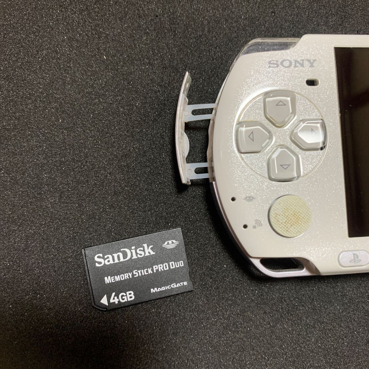 SONY PSP 3000 本体 ホワイト バッテリー無し／メモリーカード付き 