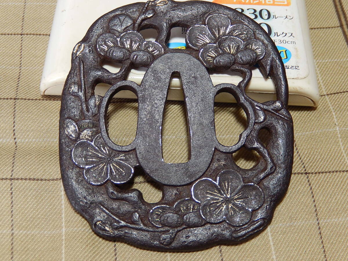 時代刀装具 無銘 鉄地 金銀象嵌花図 丸形鍔 8.2cm 木箱附 鉄象嵌鍔 鉄