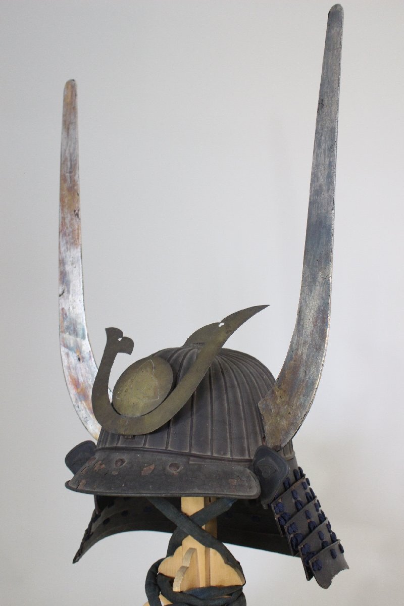 三十二間筋兜 天衝脇立付 江戸 鉄、錆塗、黒漆 35×33×60cm 2.45kg
