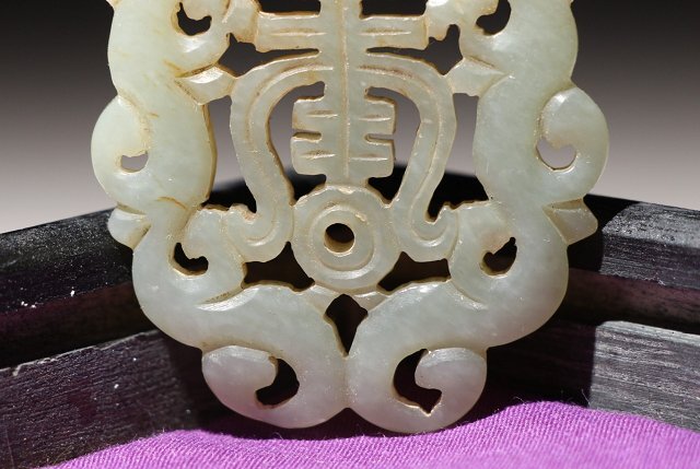 ☆撫子☆和田玉 神獣・古代文字彫刻 幅約6.3cm×約4.6cm (検)古玉彫刻