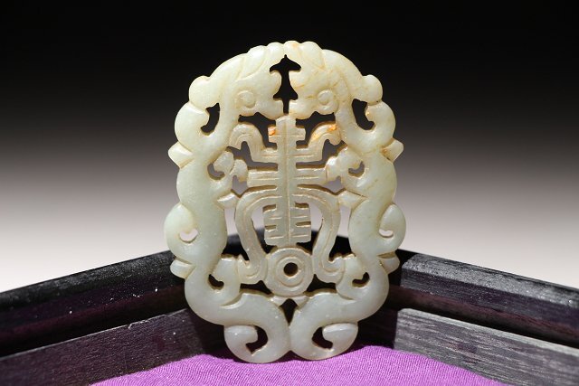 ☆撫子☆和田玉 神獣・古代文字彫刻 幅約6.3cm×約4.6cm (検)古玉彫刻