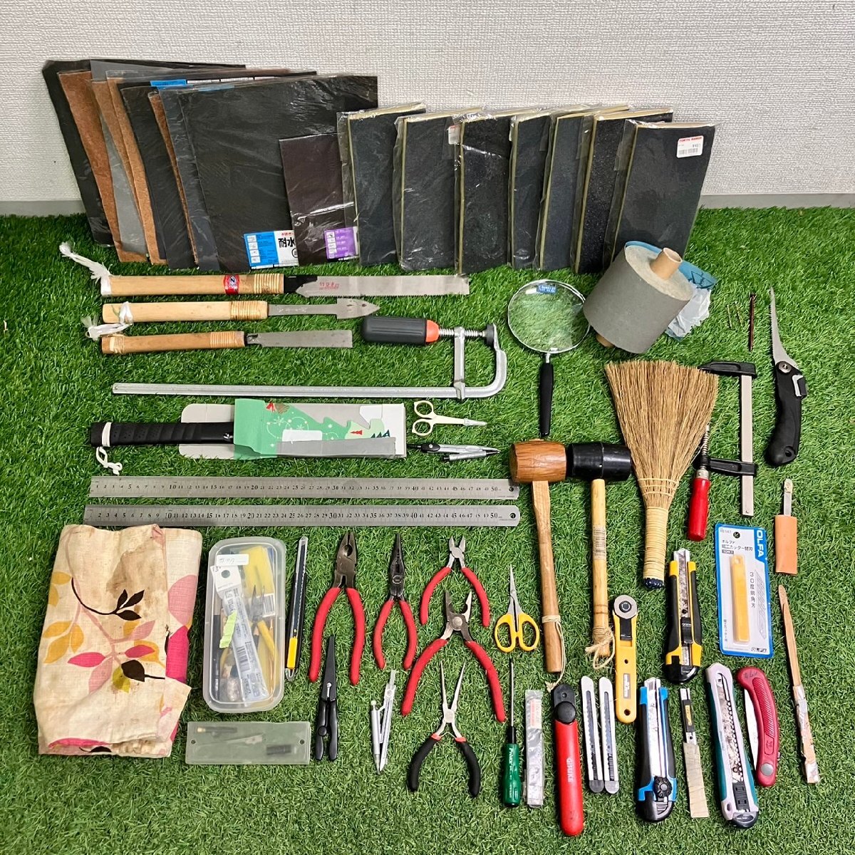 【中古品】『5-089』やすり 鋸 カッター 定規 ペンチ ハンマー L型クランプ キリ コンパス OLFA 替刃 耐水ペーパー など 工具 大量 まとめ_1