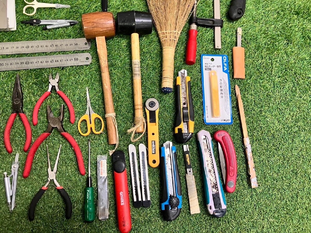 【中古品】『5-089』やすり 鋸 カッター 定規 ペンチ ハンマー L型クランプ キリ コンパス OLFA 替刃 耐水ペーパー など 工具 大量 まとめ_4