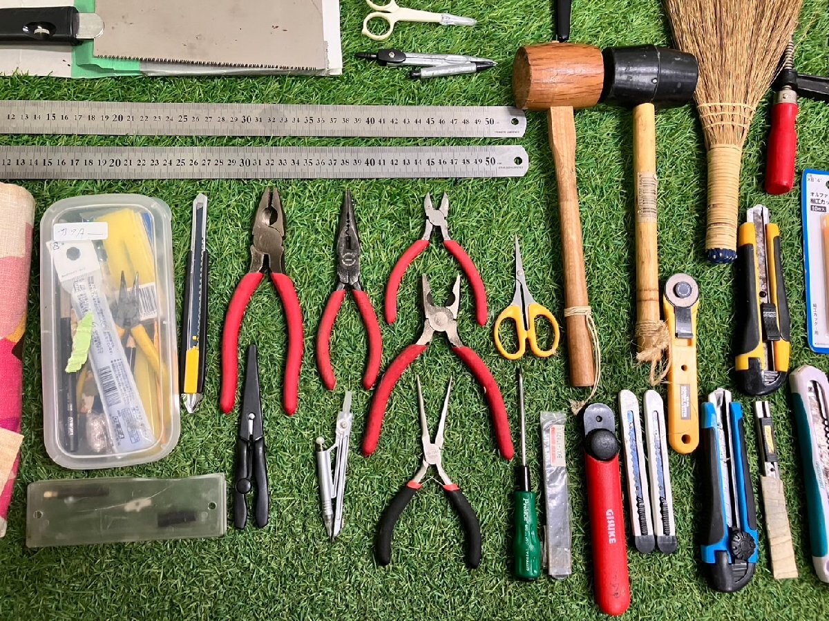 【中古品】『5-089』やすり 鋸 カッター 定規 ペンチ ハンマー L型クランプ キリ コンパス OLFA 替刃 耐水ペーパー など 工具 大量 まとめ_5