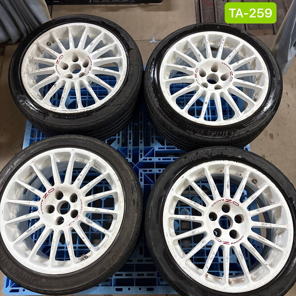 TA-259 激安 ホイール OZレーシング 17インチ 8J +35 PCD100 5H 215 