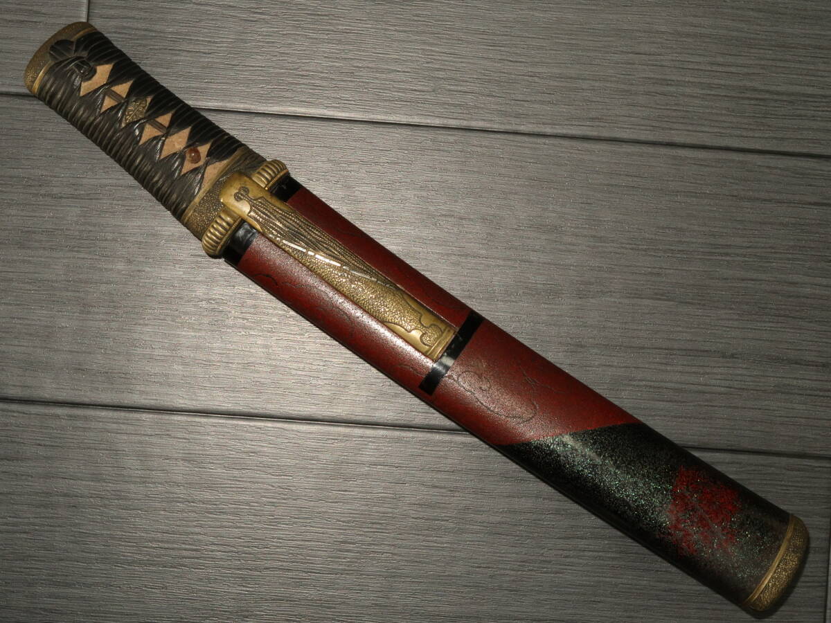 短刀.松代拵.残欠あり.銅地に銀象嵌金具一作.蒔絵鞘.小柄在銘.拵刀剣刀