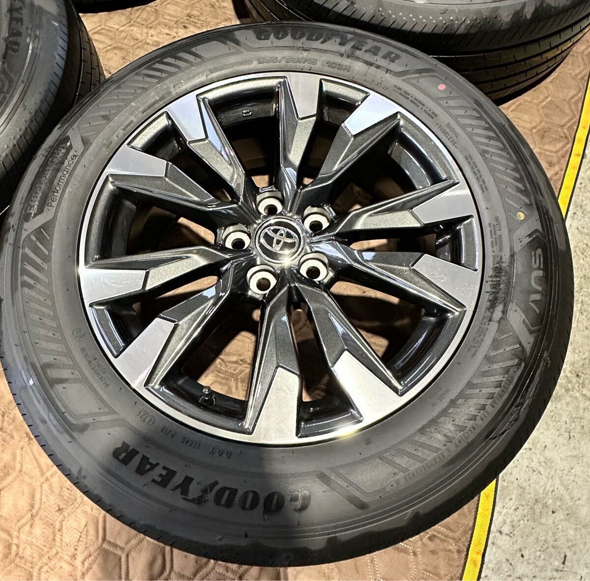 新型 トヨタ RAV4 Zグレード純正ホイール&タイヤセット 18インチ 7.5J+