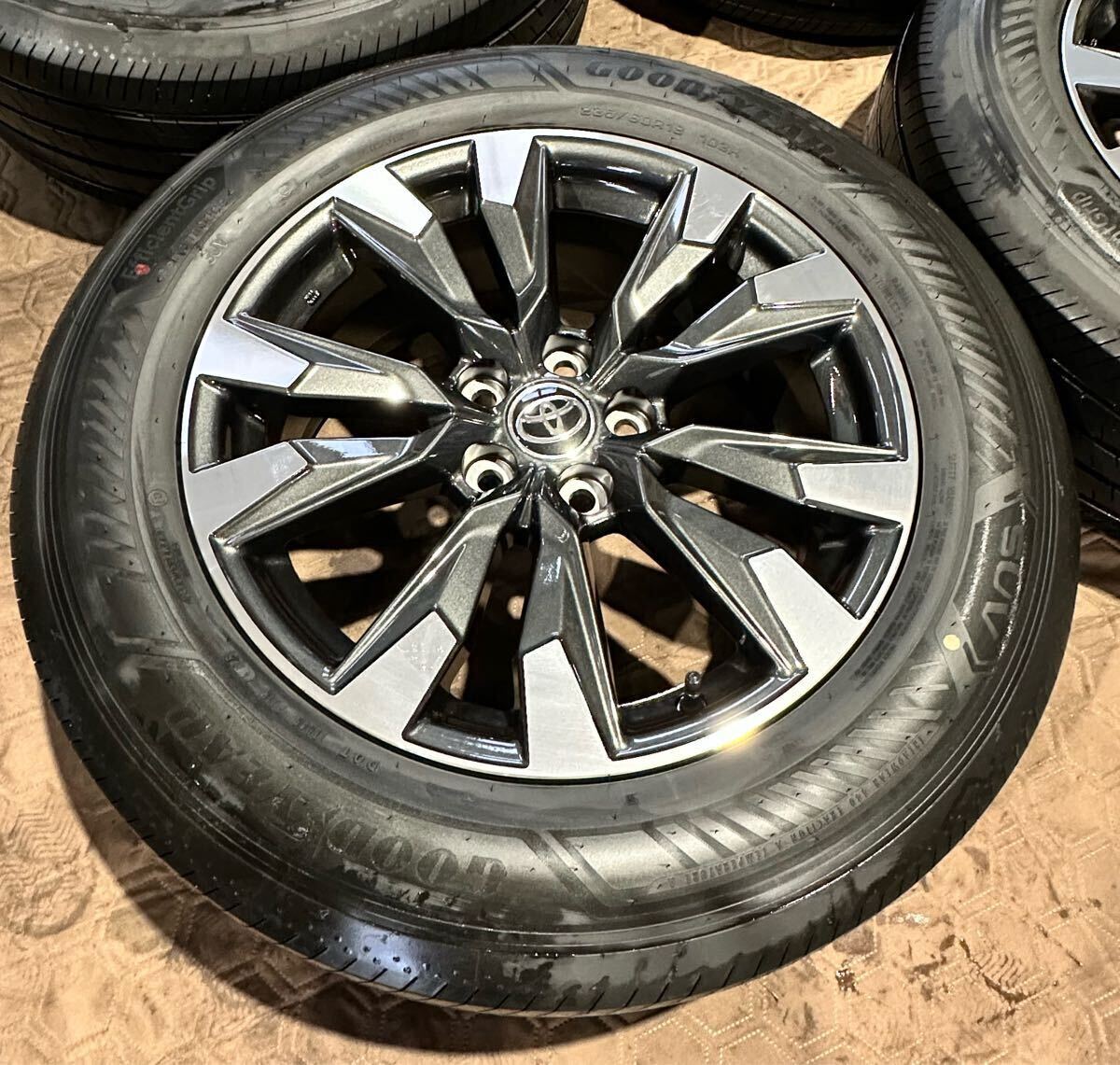 新型 トヨタ RAV4 Zグレード純正ホイール&タイヤセット 18インチ 7.5J+