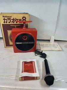 昭和レトロ　カラオケ　8トラックWカセット【ジャンク】品テープ箱付き　マイク付き Yahoo!オークション - 「8トラック カラオケ」オーディオ機器の落札