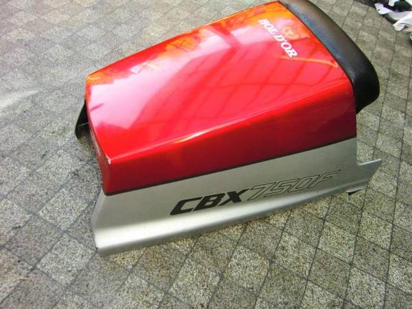 ホンダ CBX750F 純正シートカウル CBX750Fボルドール シングルシートカウル綺麗☆RC17(リア)｜売買された