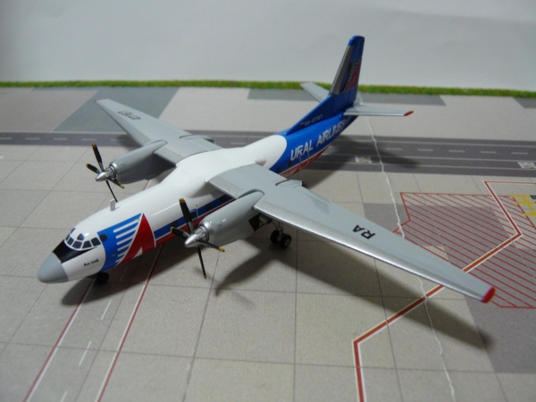 ヘルパ 1/200 ウラル航空 URAL AIRLINES AN－24B