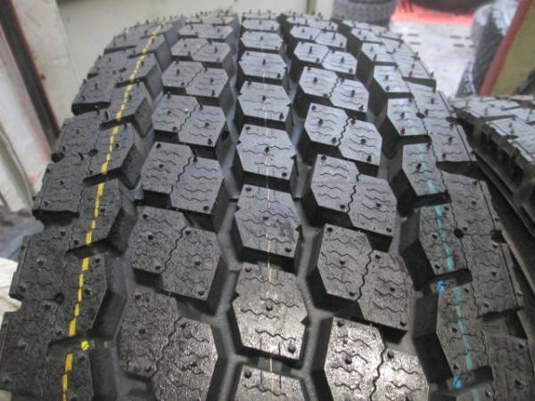 ★☆売切り新古　TOYOスタッドレス 　275/80Ｒ22.5 　2本のみ☆★