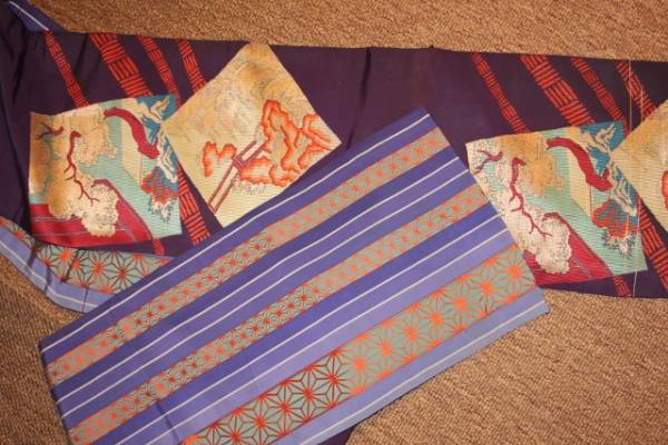 紫に古典柄の織り　昼夜帯