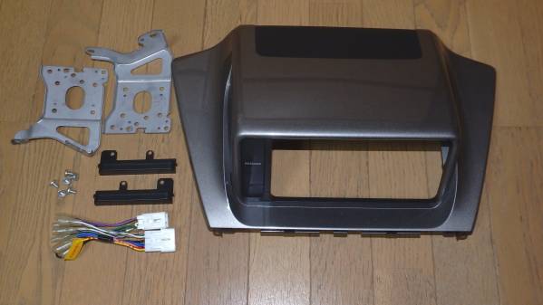 トヨタ iQ用 オーディオパネル 取付キット　中古 ★
