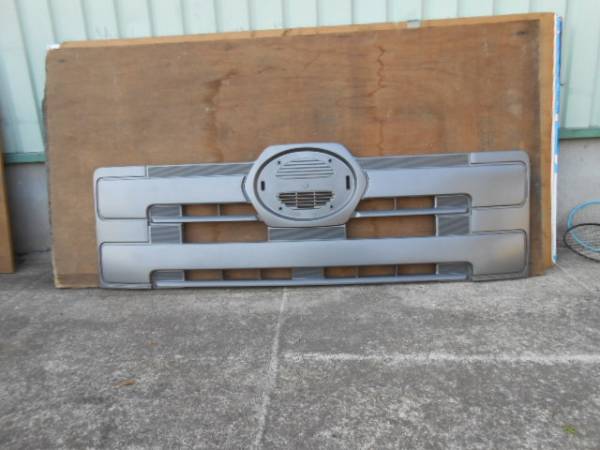 日野 グランドプロフィア フロントグリル 　中古品　