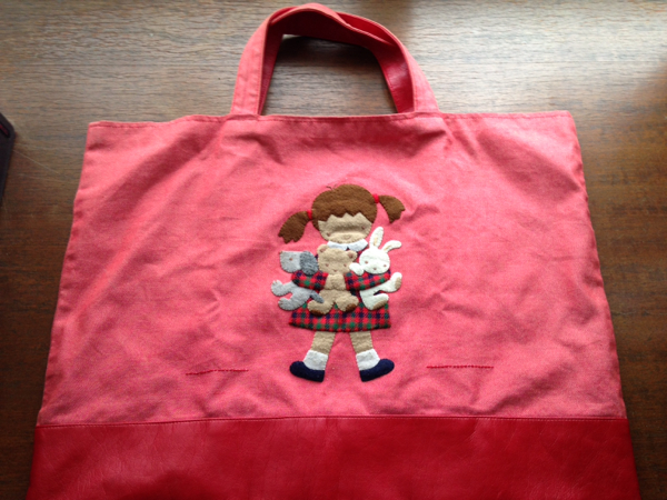 デニムバッグ 女の子とテディベア刺繍 ファミリア familiar 赤 ショルダーバッグ 女の子 刺繍 | 女の子と