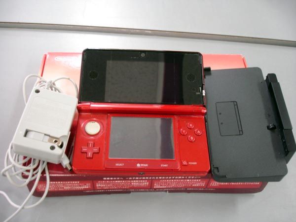 ★m★★NINTENDO　３DS　本体　赤　中古　キズ有