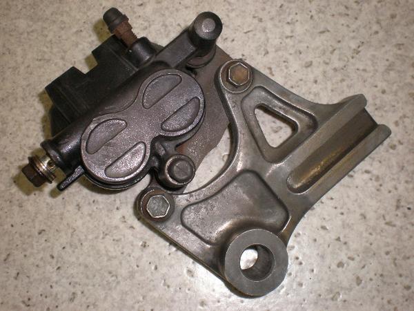 ME2523 ウルフ125 リアブレーキキャリパー NF13A-1056