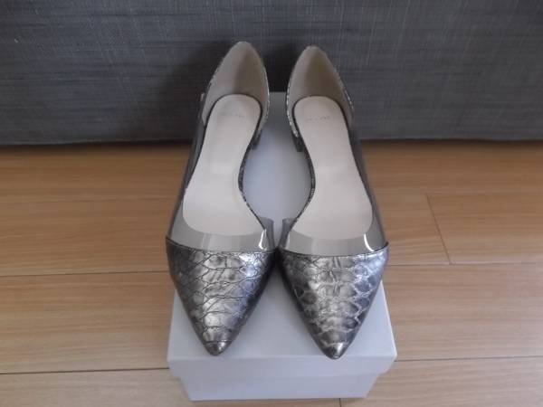 DES PRESのブロンズカラーのフラットシューズ