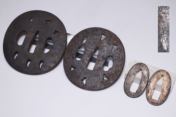 6640. 武具 波千鳥透かし 鉄地丸形鍔二点 切羽付属 / 日本刀装具 落札