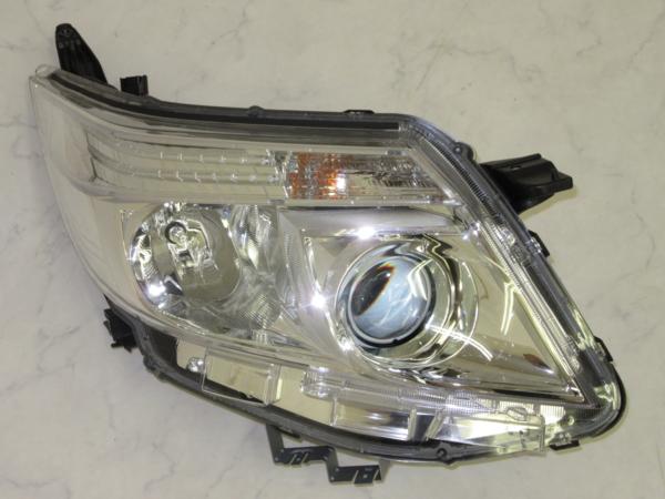 加工用等に！ZRR80Gエスクァイア純正ヘッドライト右側のみ中古品