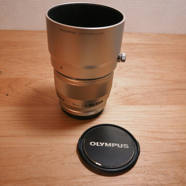 M.ZUIKO DIGITAL 75mm f1.8 シルバー フードつき 中古 当オークション