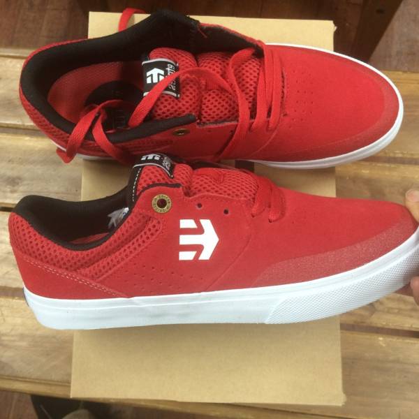 ★新品★エトニーズmarana vulcスニーカー8.5赤
