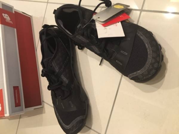 ニューバランス　黒　メッシュ　vibram 海にも　ｍinimus
