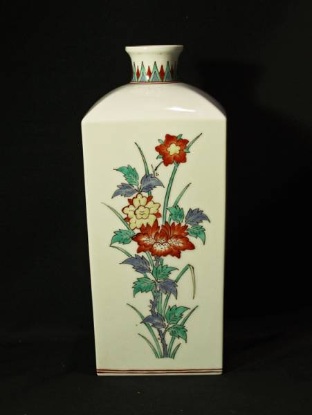 十四代酒井田柿右衛門 作*錦 菊牡丹文 花瓶 十 十四代酒井田柿右衛門 作*錦 菊牡丹文 花瓶 十